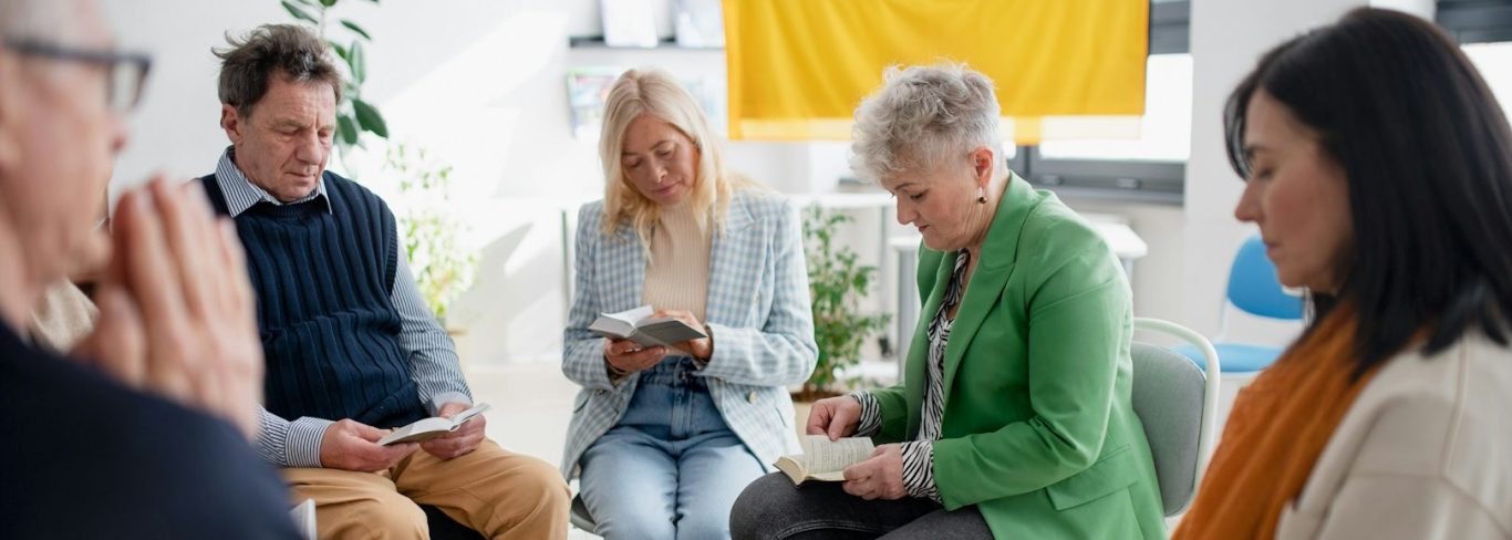 Senior:innen-Gruppe beim Gedächtnistraining Senior:innen von fünf Personen beim Gedächtnistraining in einem modernen Raum.