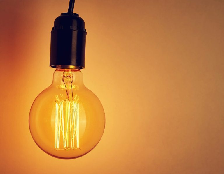 Seniorin beim Gedächtnistraining Ältere Frau mit kurzem grauem Haar, sanfter Lichtschein im Hintergrund. Ist beim Gedächtnistraining konzentriert dabei